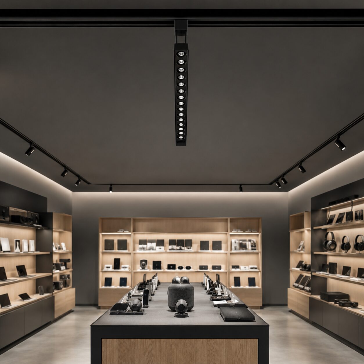 Grilă LED magnetică într-un showroom de electronice